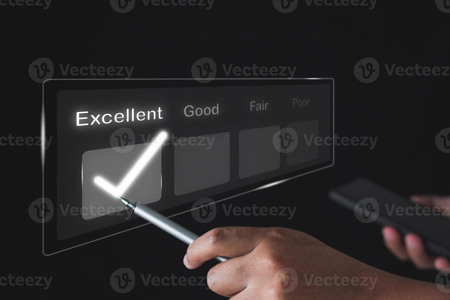 concepto de evaluación y satisfacción. alguien elige un excelente espacio en blanco con bolígrafo digital. el primer plano medio está sobre fondo negro. foto