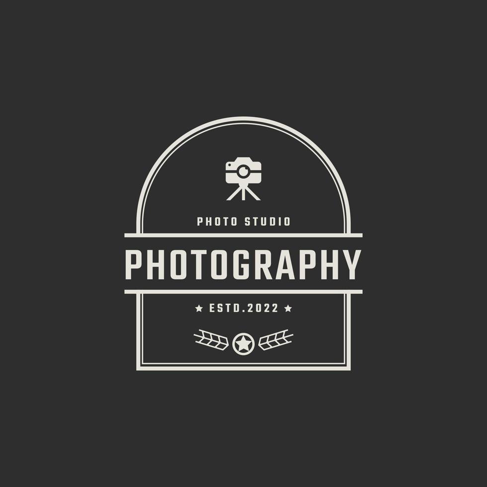 vintage retro insignia emblema fotógrafo foto cámara icono logotipo diseño estilo lineal vector