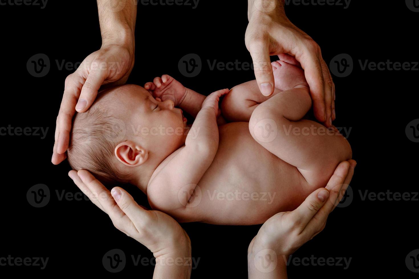 lindo bebé recién nacido en manos del padre y la madre foto