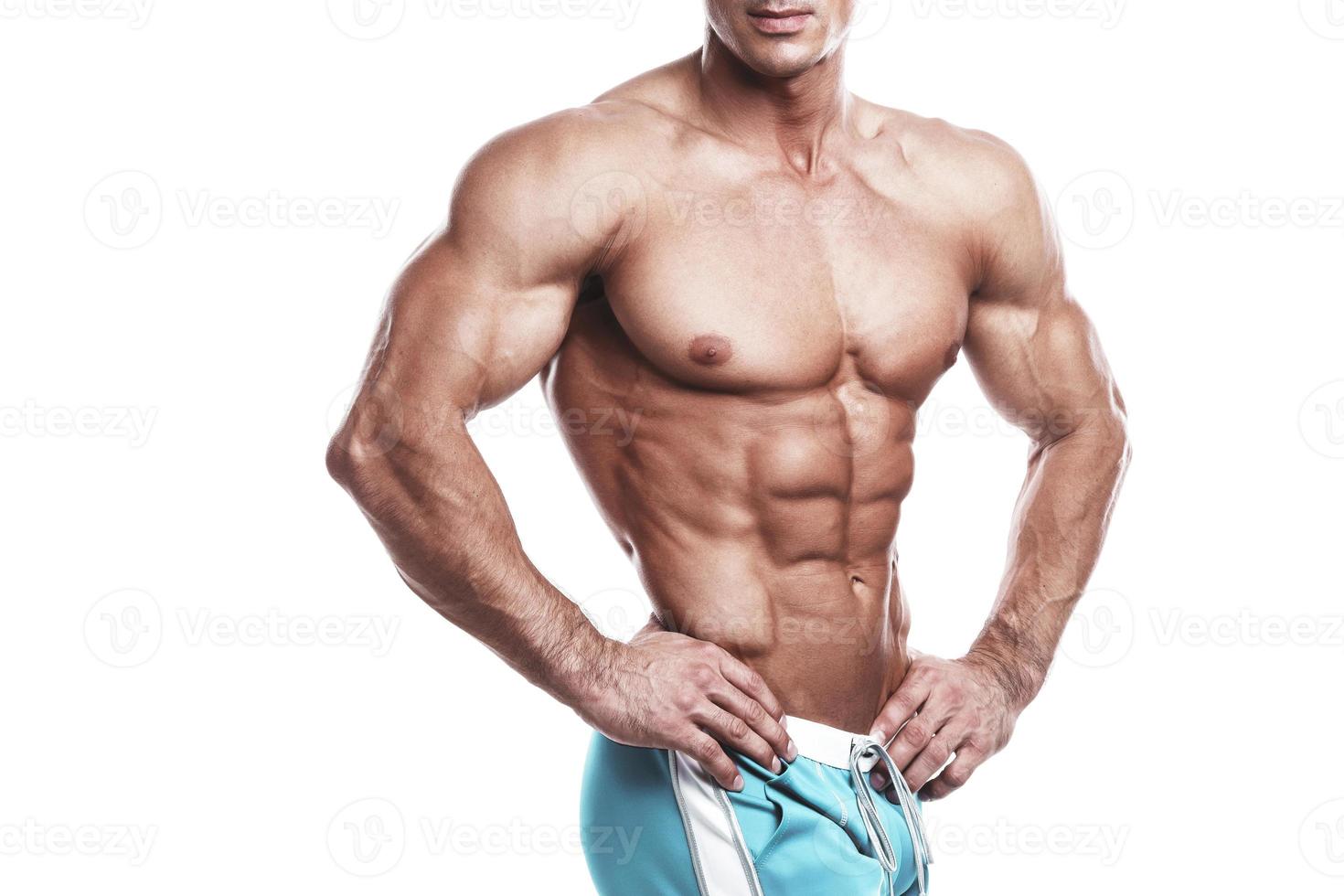 Torso masculino triturado con pecho musculoso y abdominales. foto