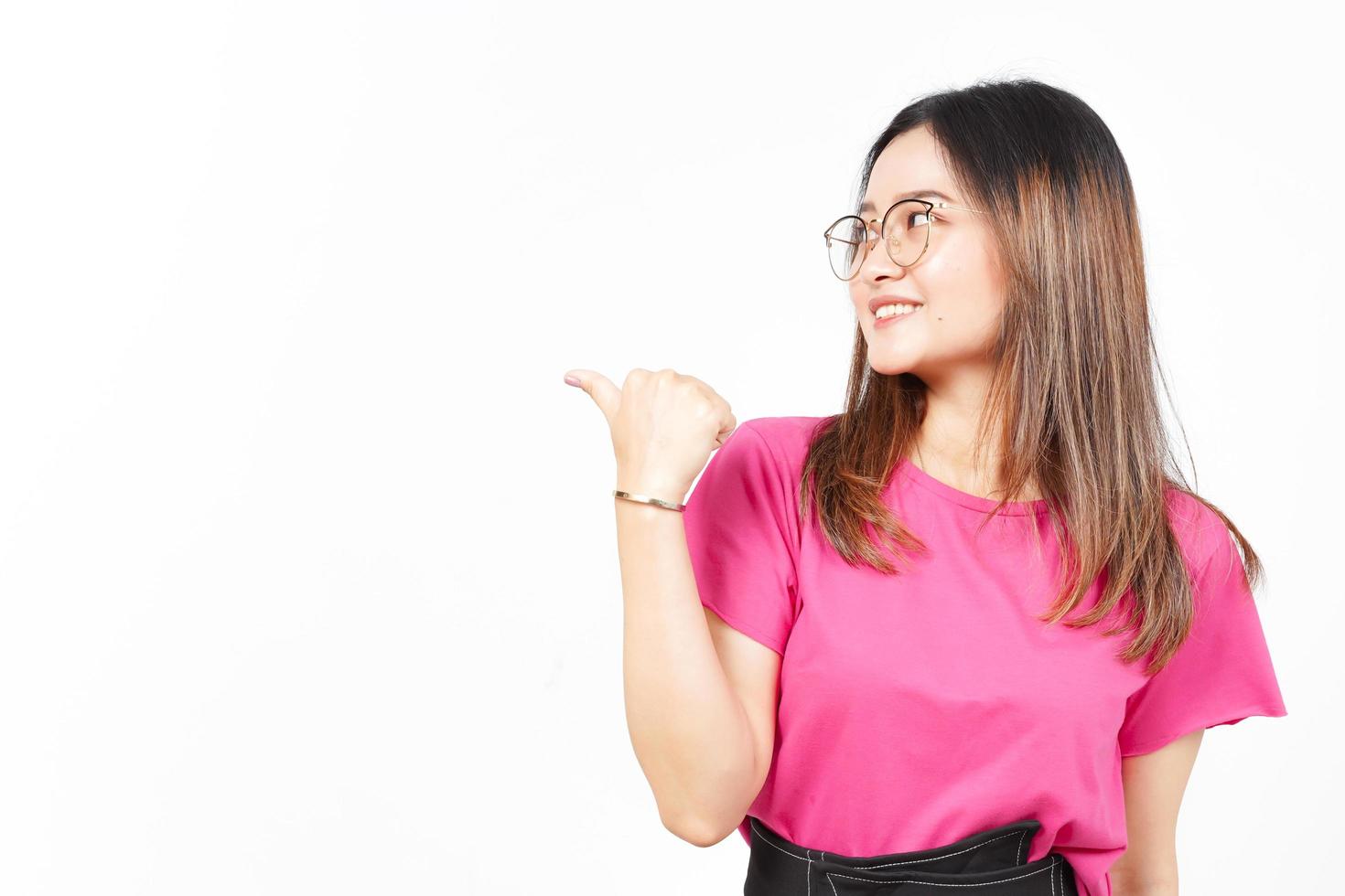 presentando y señalando el producto lateral usando el pulgar de una hermosa mujer asiática aislada en blanco foto