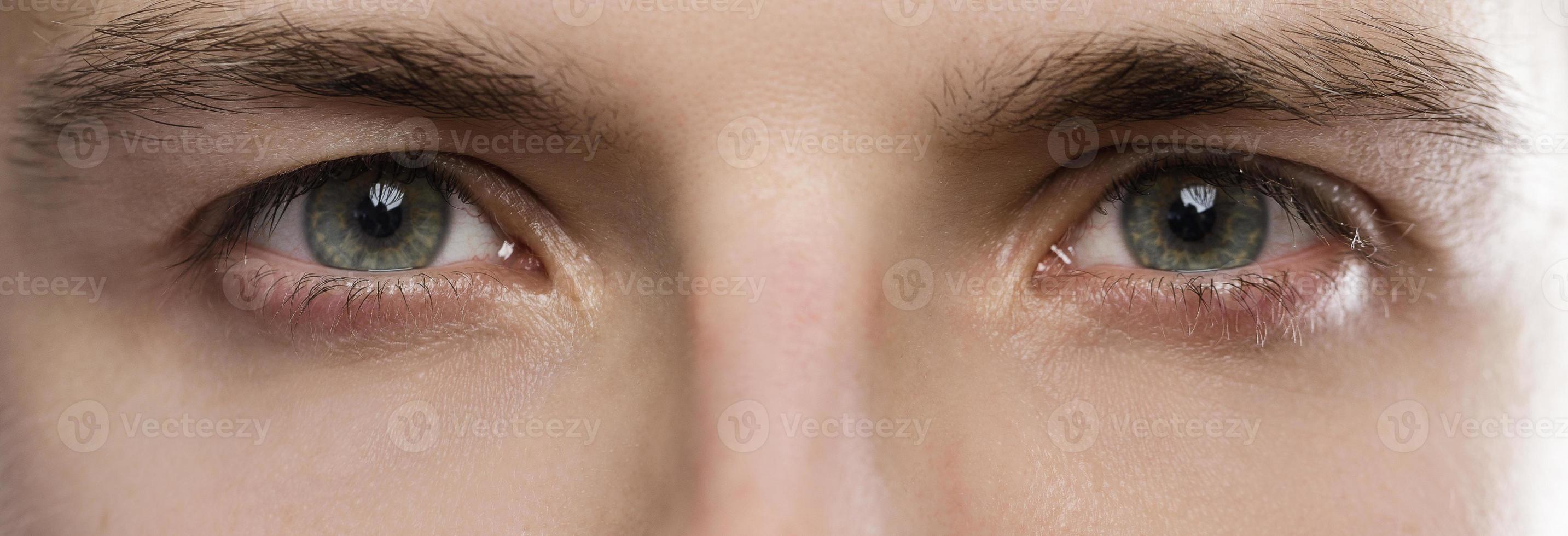 primer plano de hermosos ojos y cejas masculinos foto