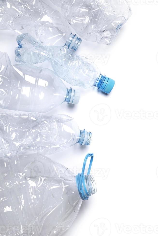 conceptos de contaminación y reciclaje. diferentes botellas de plastico usadas foto