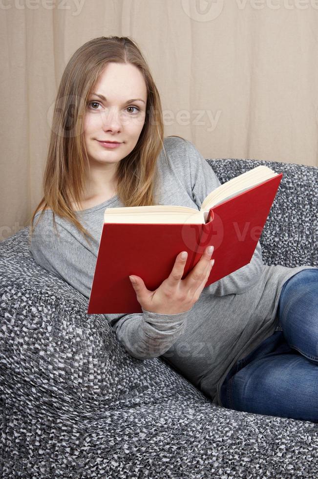 mujer joven leyendo un libro foto