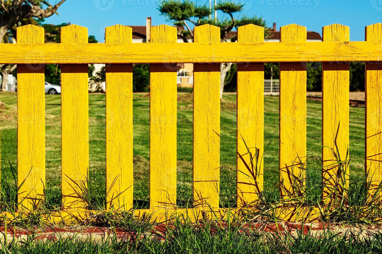 valla de madera amarilla de un parque infantil. imagen horizontal foto