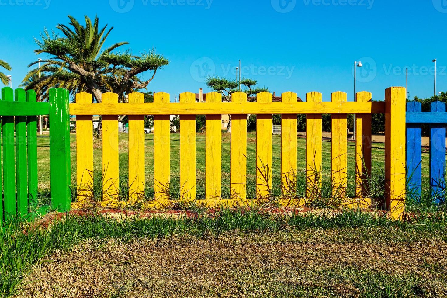 colorida valla de madera de un parque infantil. imagen horizontal foto