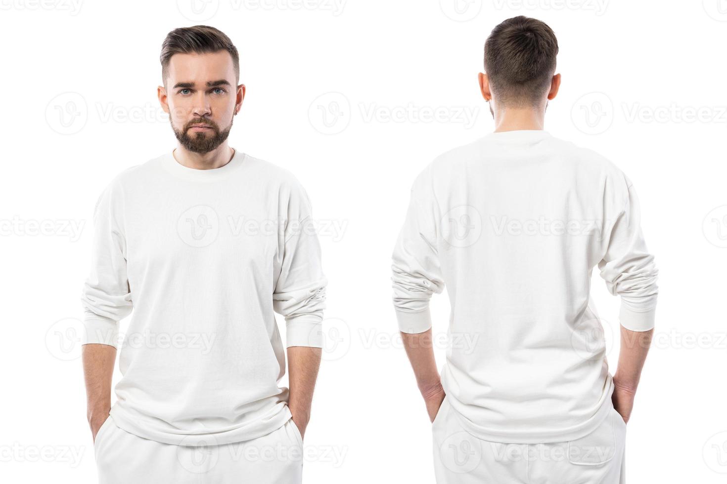 hombre guapo con camiseta blanca de manga larga con espacio vacío para el diseño foto