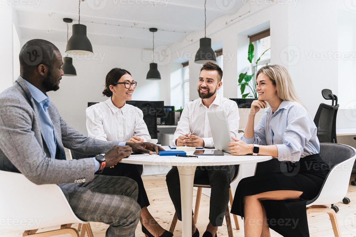 empresarios multiétnicos durante una reunión en una oficina moderna foto