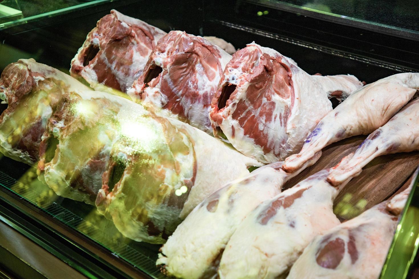 carne cruda en el banco de la tienda foto