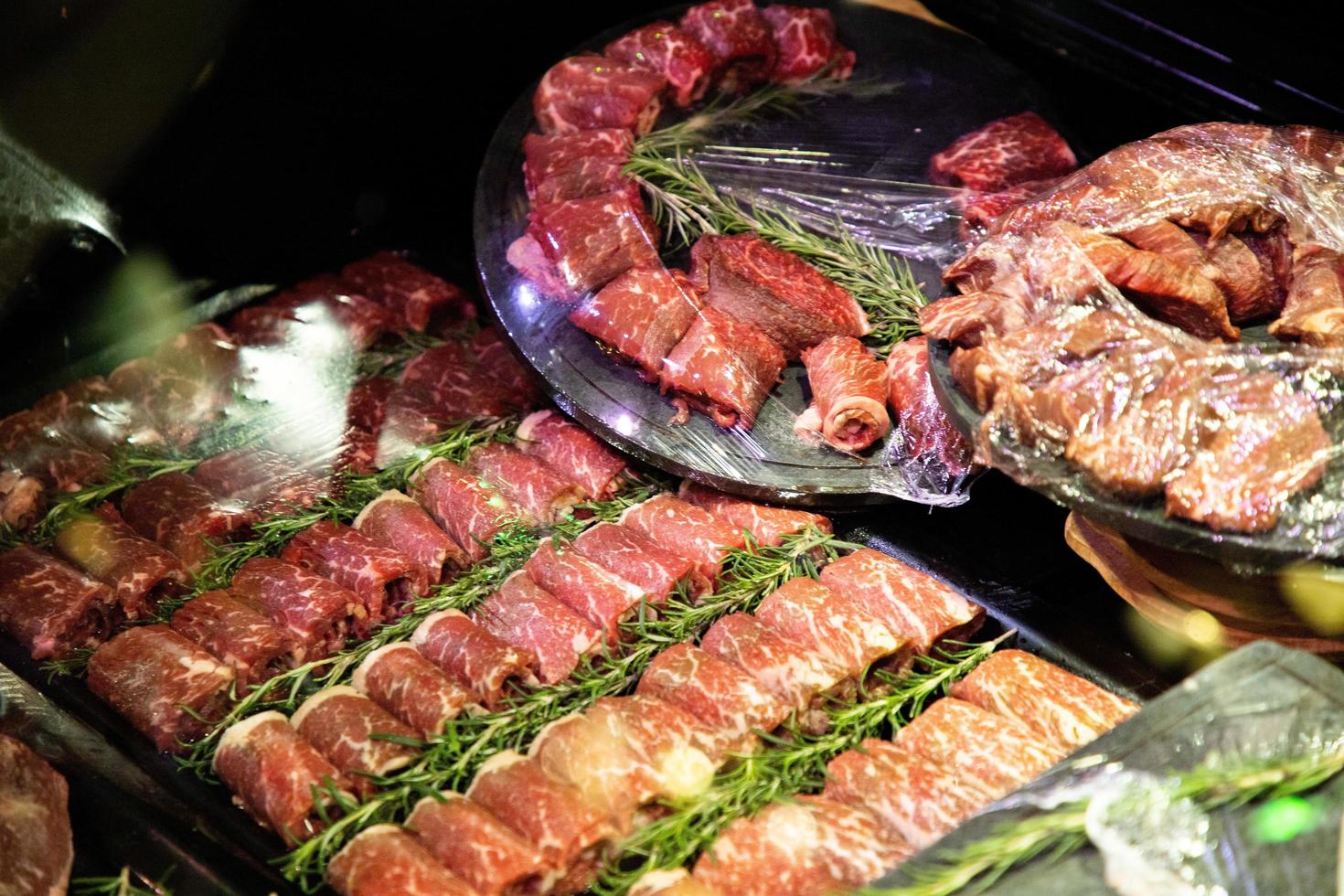 carne cruda en el banco de la tienda foto