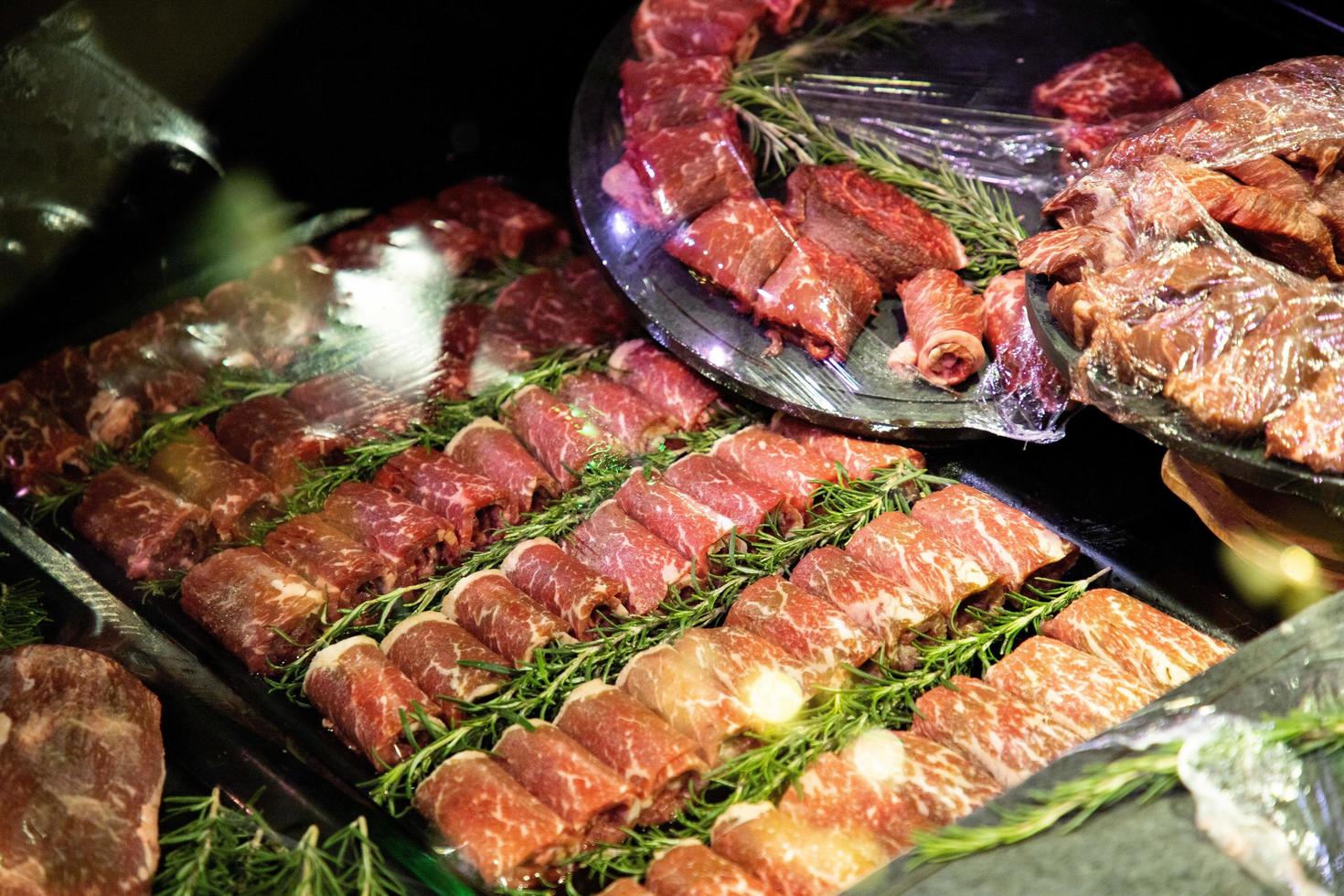 carne cruda en el banco de la tienda foto