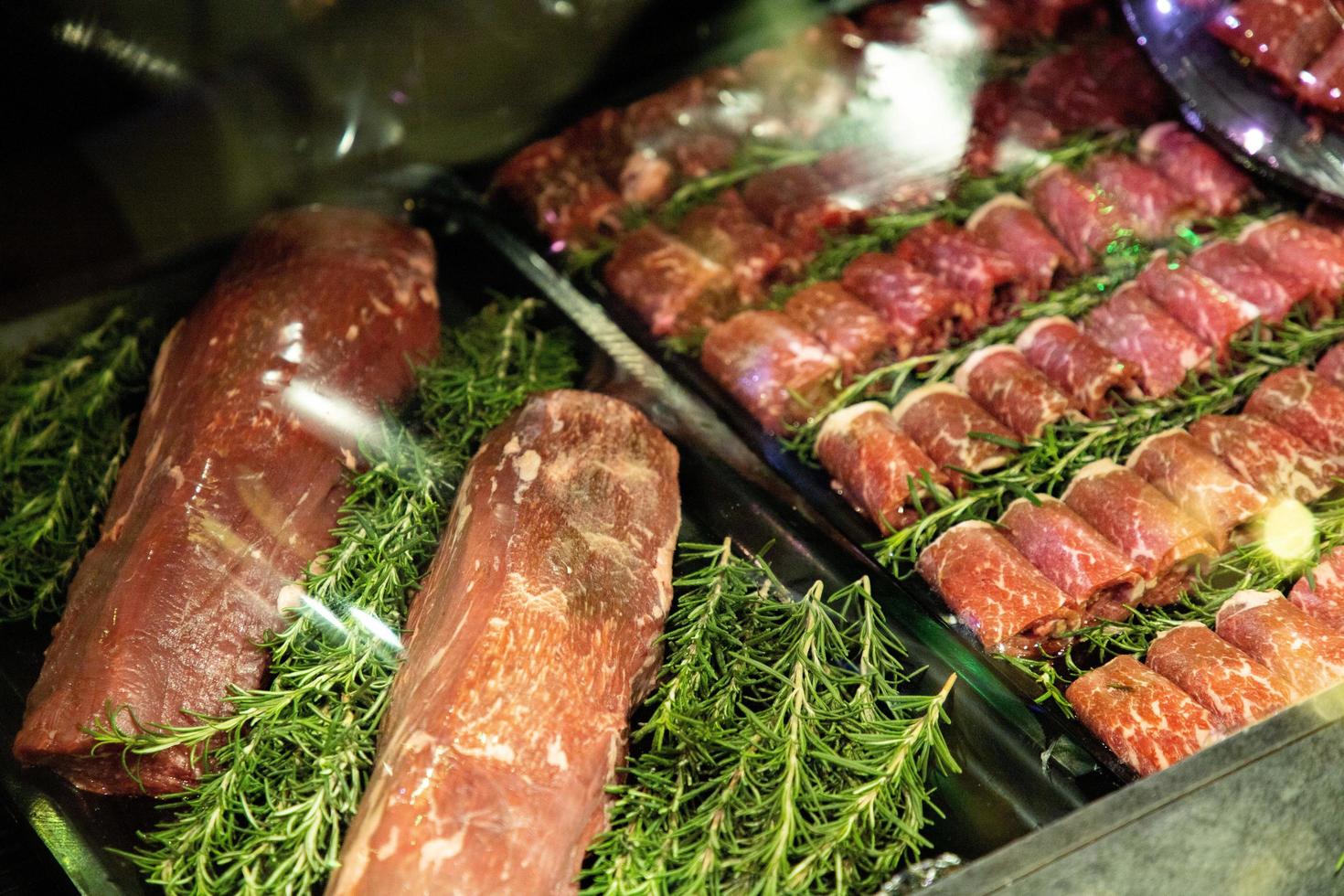 carne cruda en el banco de la tienda foto