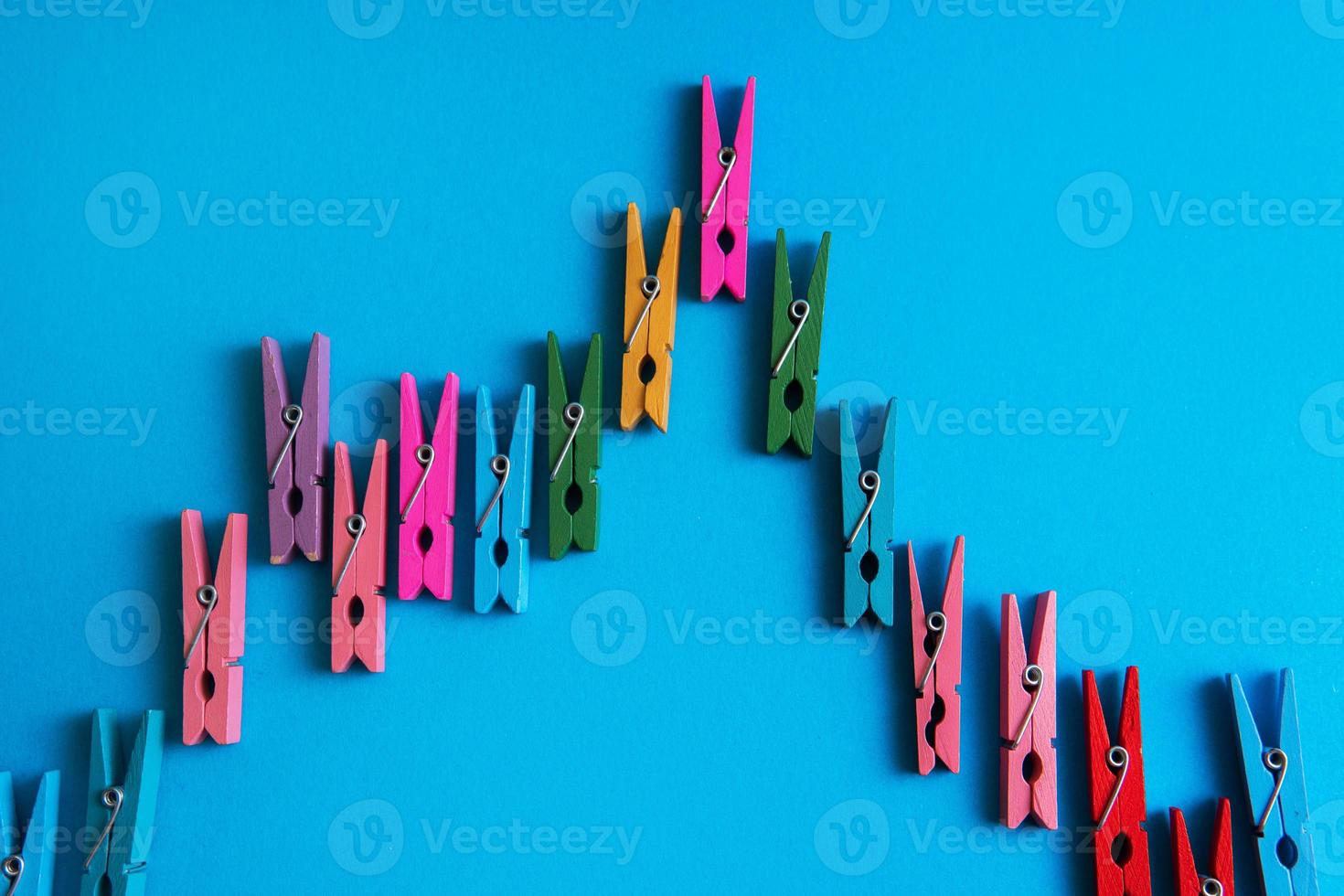 gráfico financiero hecho de pinzas de madera de colores. foto