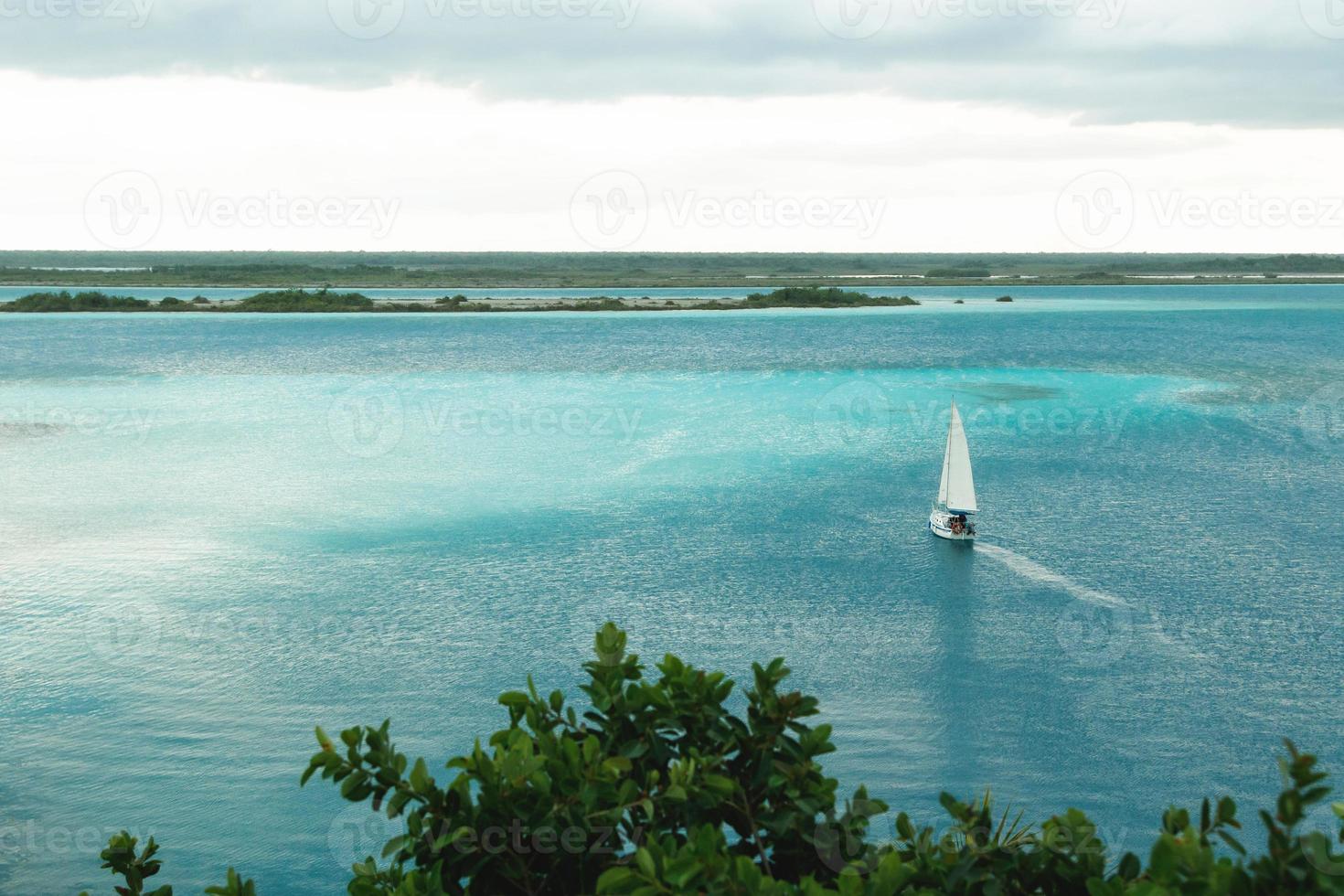 hermosa vista sobre el lago bacalar. Yucatán, México. foto