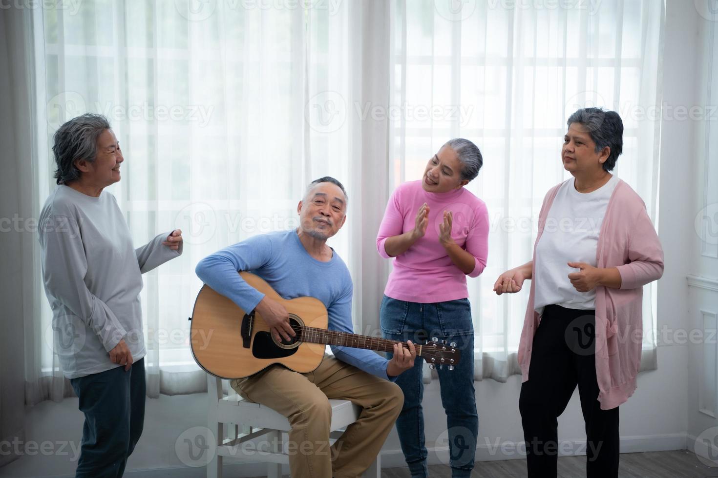 compañeros de personas mayores para relajarse durante el fin de semana, reunirse para actividades foto