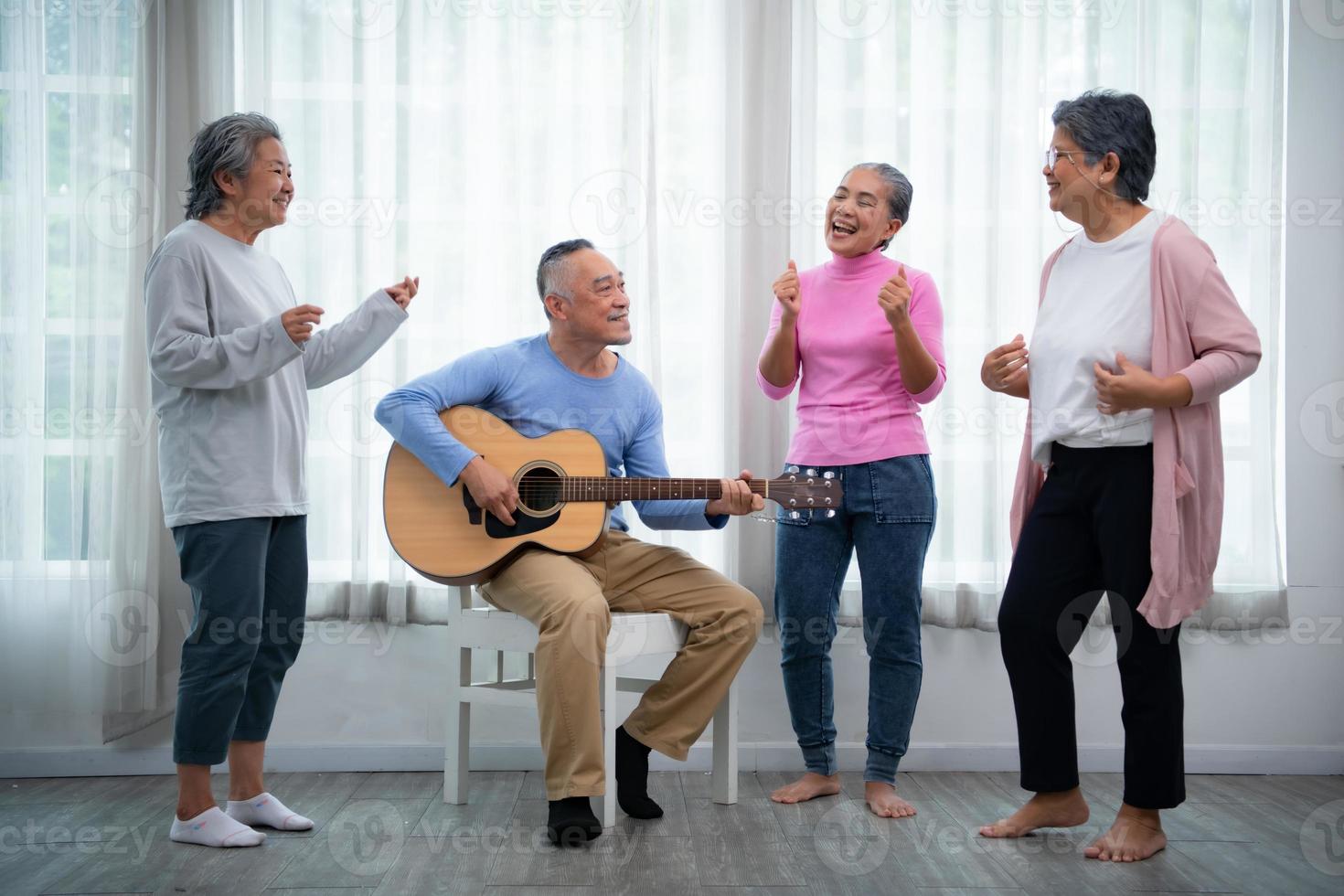 Old people's companions To unwind during the weekend, gather together for activities photo