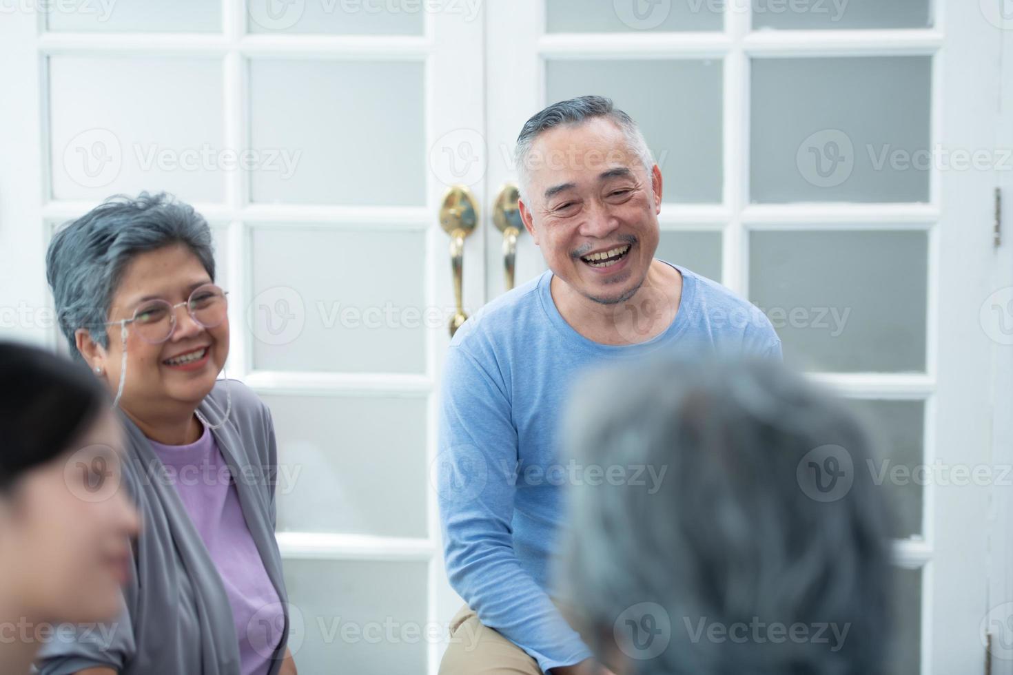 Old people's companions To unwind during the weekend, gather together for activities photo