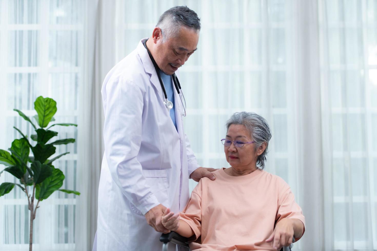 Doctor who specializes in heart disease. Report and advise patients with symptoms of heart disease. photo