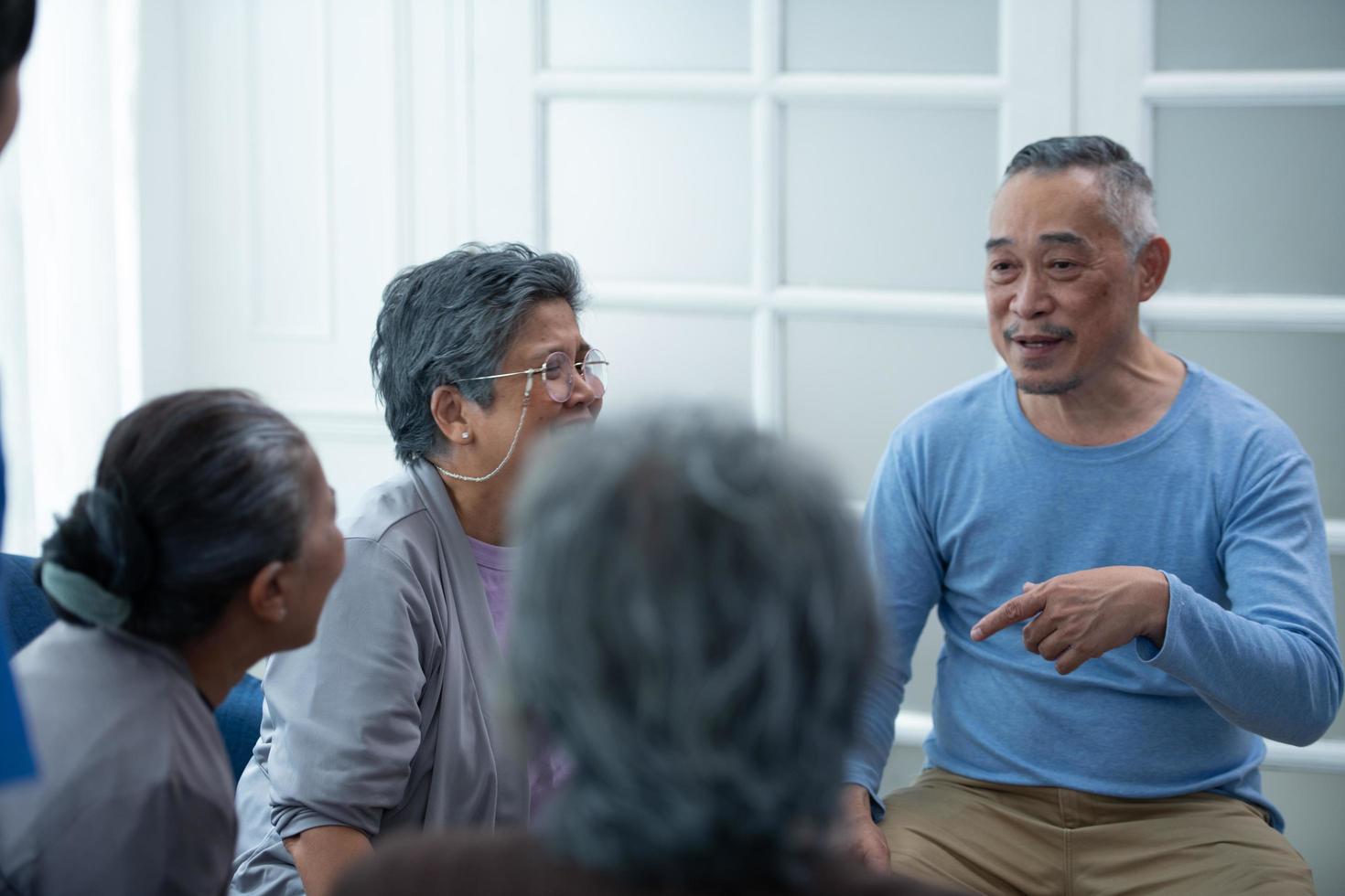 Old people's companions To unwind during the weekend, gather together for activities photo