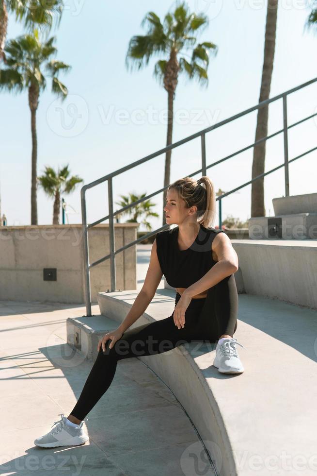 mujer en las escaleras foto