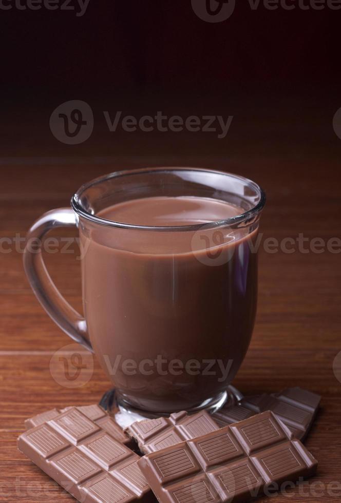 chocolate caliente en una taza de vidrio foto