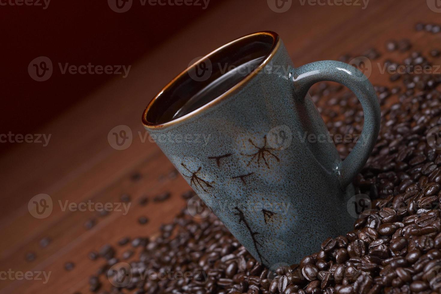 una taza de café con granos de café foto