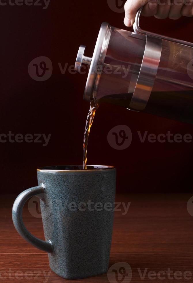 prensa francesa y una taza de café foto