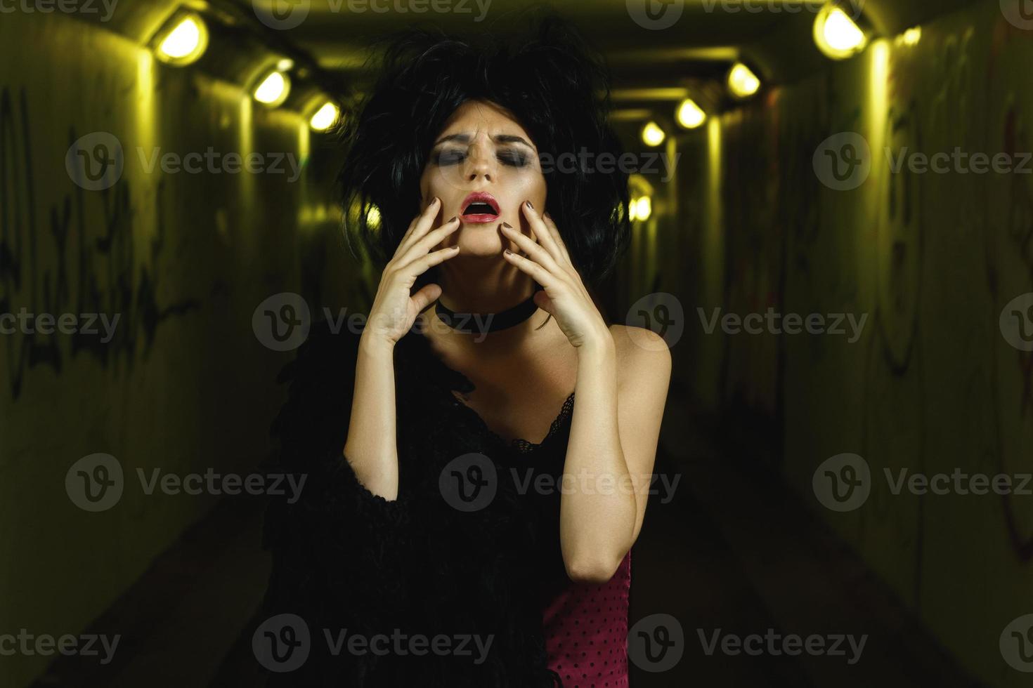 mujer extraña y freaky en el túnel oscuro foto