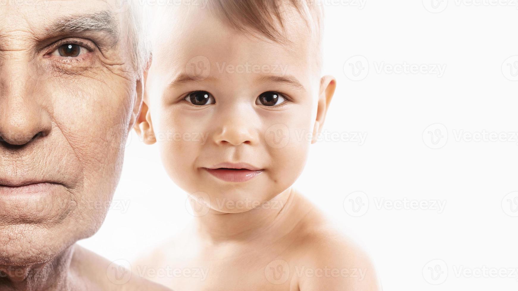 anciano y niño. concepto de renacimiento y ciclo de vida. foto