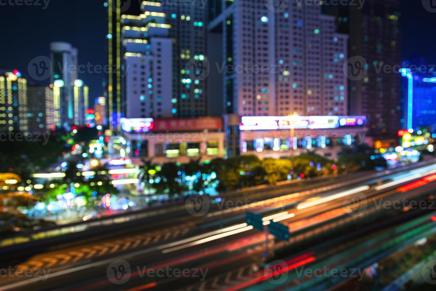 fuera de la ciudad nocturna moderna enfocada capturada con la larga exposición foto