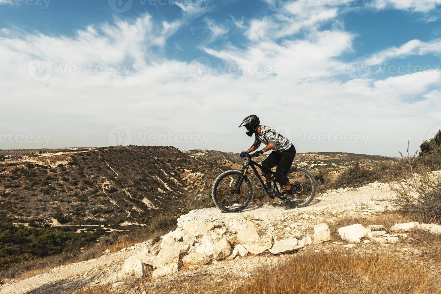 ciclista profesional durante el descenso en su bicicleta foto