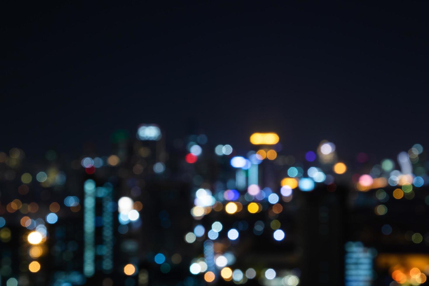 vista panorámica de la ciudad moderna de bangkok por la noche foto