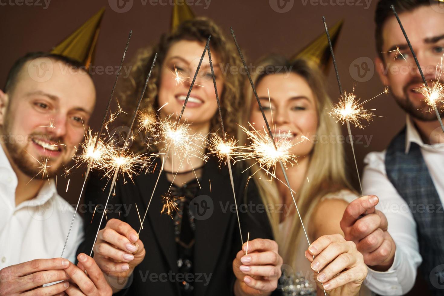 gente de fiesta con bengalas encendidas celebrando vacaciones o eventos foto