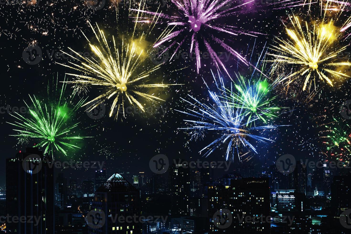 vista de la ciudad moderna de noche con coloridos fuegos artificiales. foto