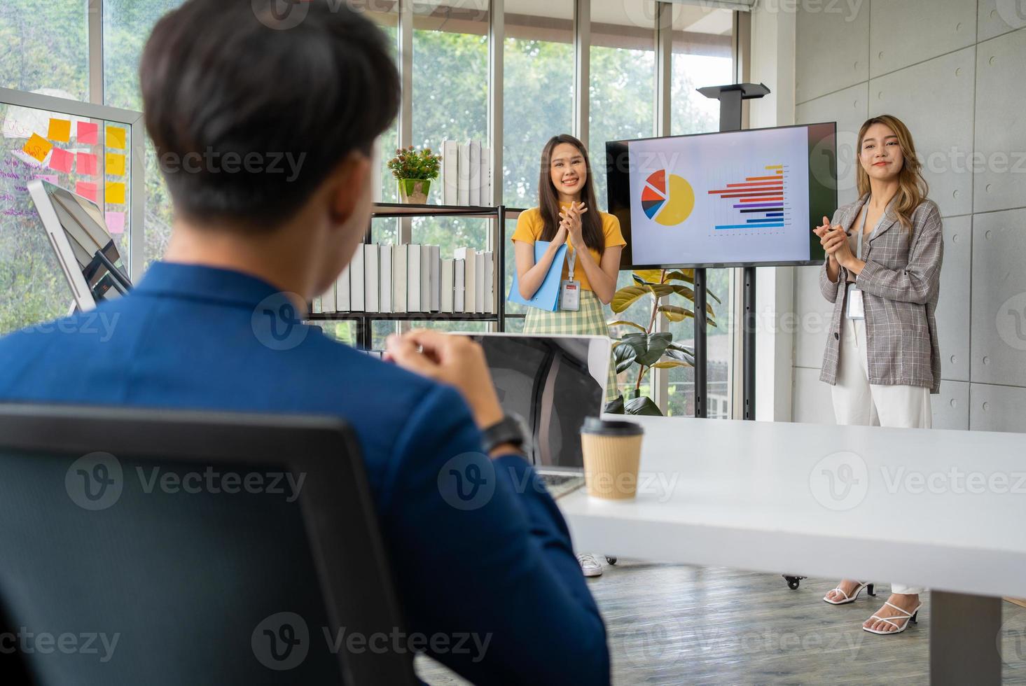 joven empresaria asiática que se presenta con patrocinadores financieros para un nuevo proyecto para solicitar fondos para apoyar el proyecto. concepto de nuevo modelo de negocio y asociación, corporación empresarial foto