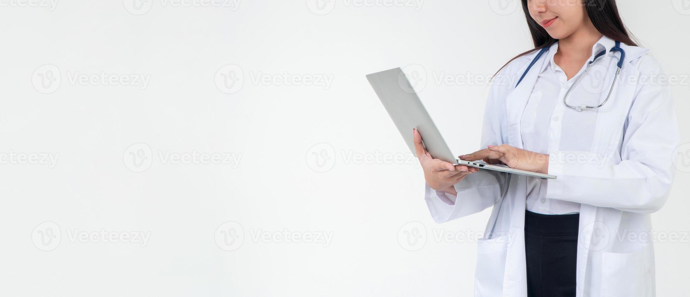 doctora o médico que sostiene una computadora portátil para verificar la salud del paciente en el hospital, concepto de información de atención médica en línea y servicio de asistencia médica de emergencia, servicio médico foto