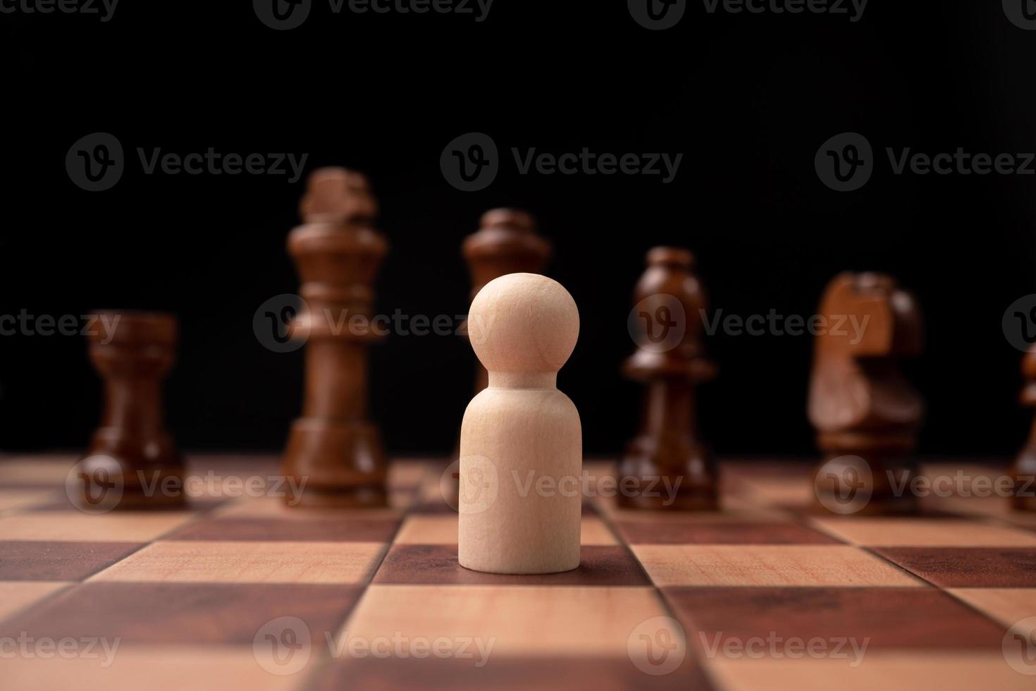 La confrontación del nuevo líder empresarial con el rey del ajedrez es un desafío para el nuevo jugador empresarial, la estrategia y la visión son claves para el éxito. concepto de competencia y liderazgo foto