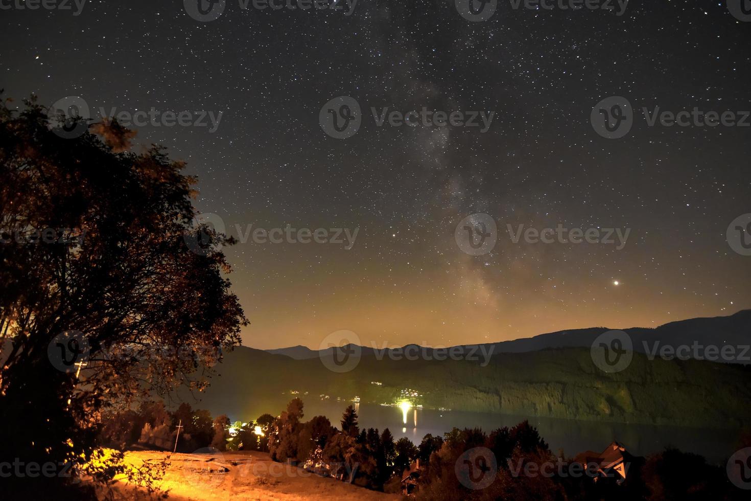 hermosa vía láctea de verano en el cielo sobre millstaetter ver un lago en austria foto