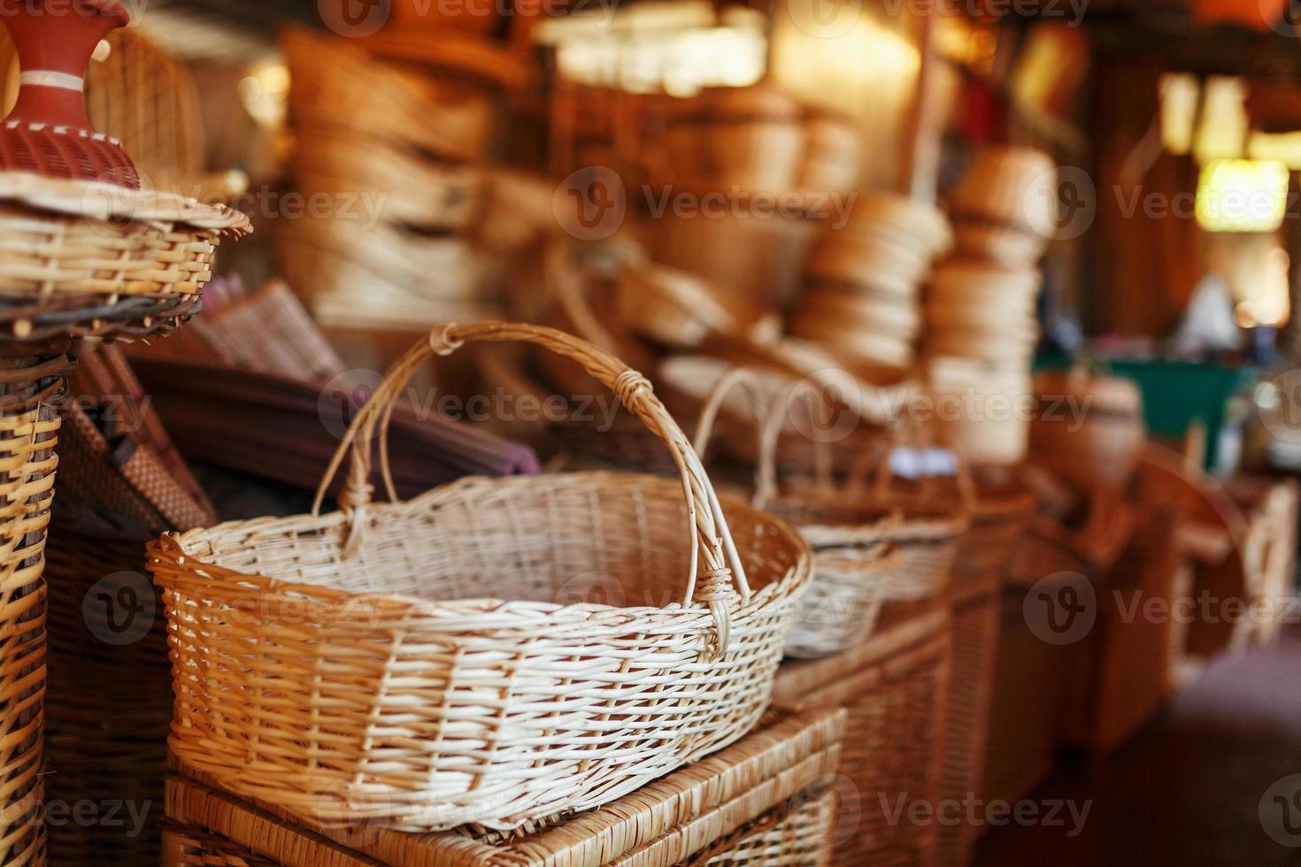 cestas de mimbre hechas a mano, artículos y recuerdos en el mercado de artesanía de la calle foto