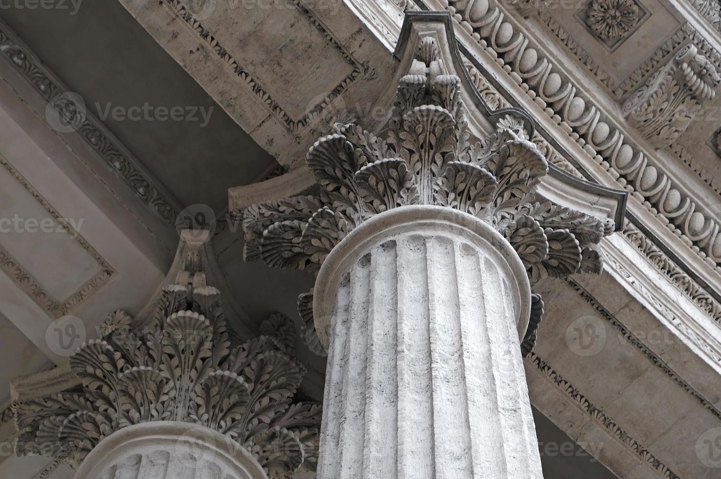 columna arquitectónica clásica. detalles de la arquitectura de un edificio histórico. elemento de edificio exterior con columnas y molduras de estuco en el techo de la catedral en st. petersburgo, rusia. foto