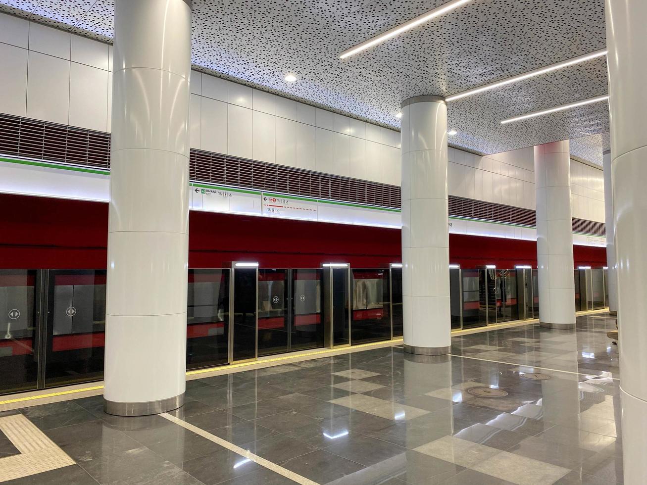 vista en perspectiva del tren de alta velocidad con puertas automáticas abiertas en la plataforma de la estación de tren sin gente foto