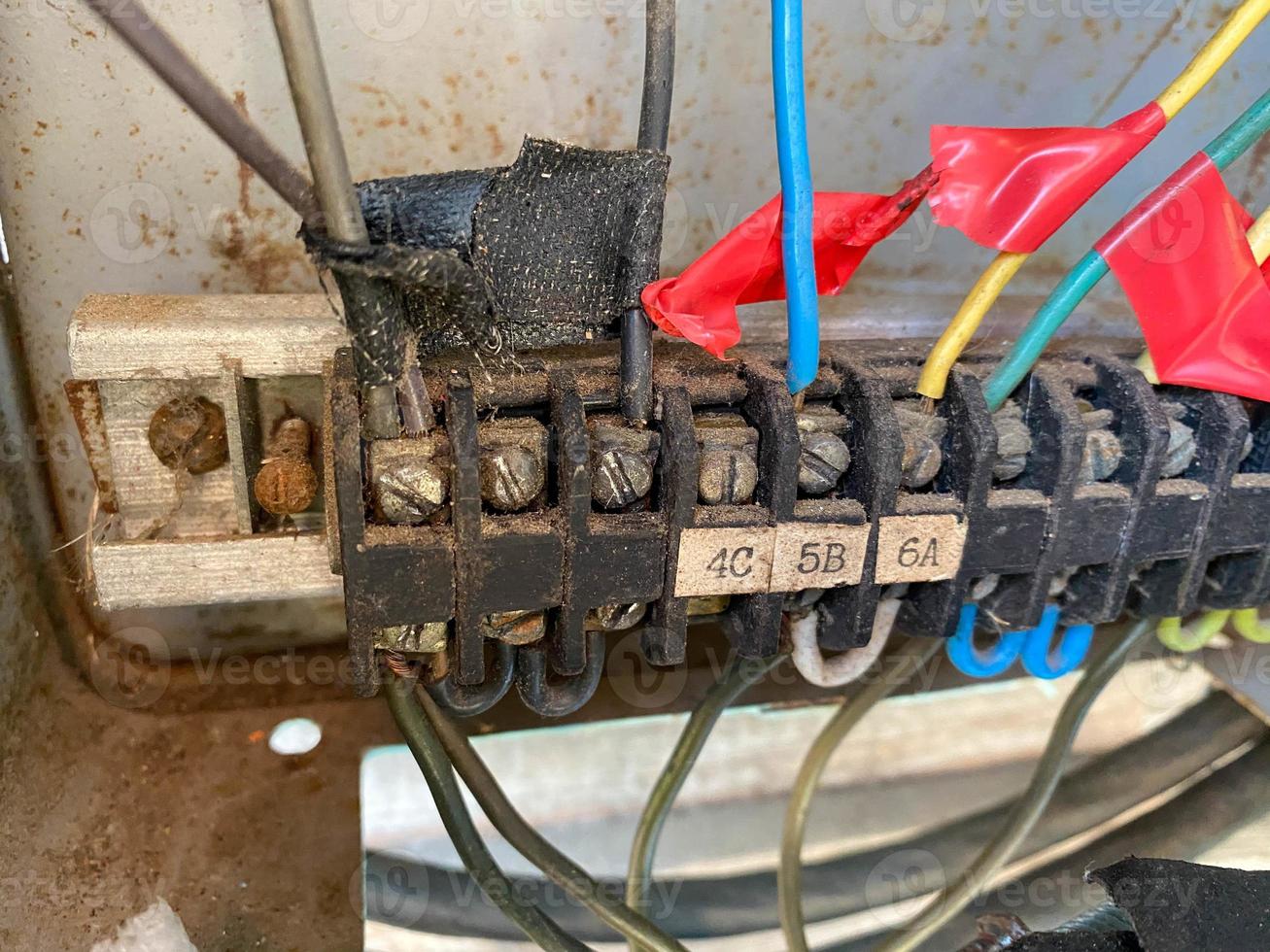 los viejos cables eléctricos sucios están conectados a los terminales de la caja eléctrica. cableado antiguo peligroso foto