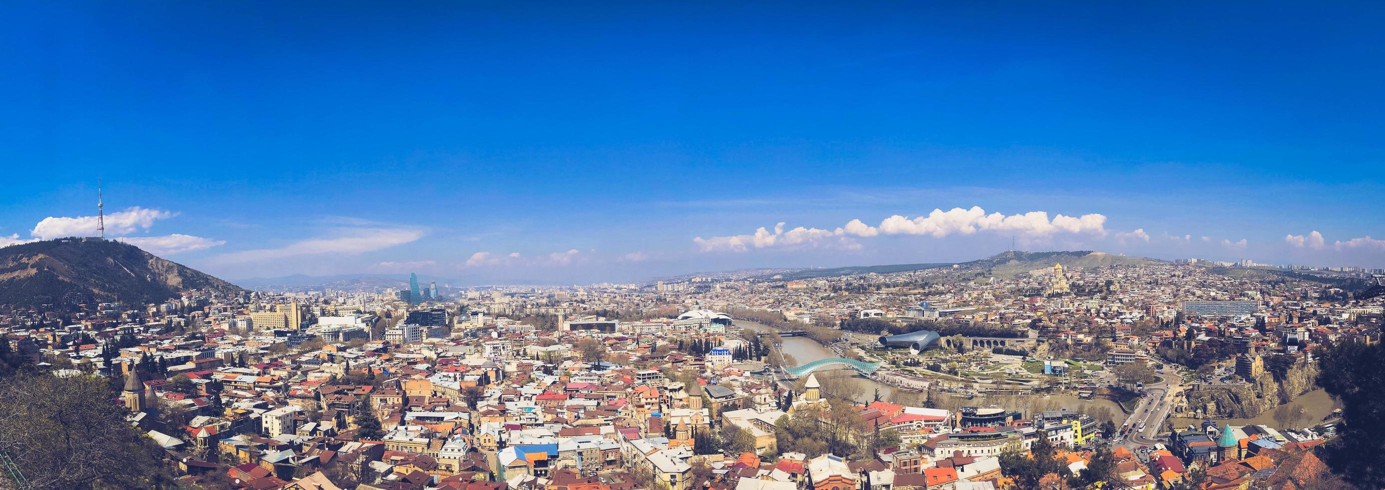 gran panorama con vistas desde lo alto de una hermosa ciudad turística con edificios y casas, árboles y plantas, naturaleza contra el cielo azul. arquitectura antigua europea foto