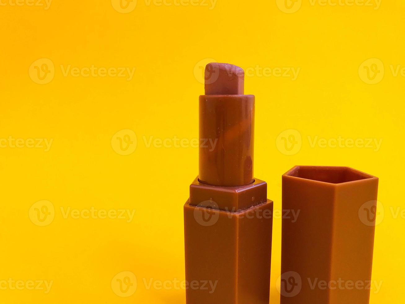 lápiz labial aislado sobre fondo de color. rojo, rosa, vino, vinoso. tonos coloridos, maquillaje profesional y belleza. concepto de belleza. brillo de labios foto