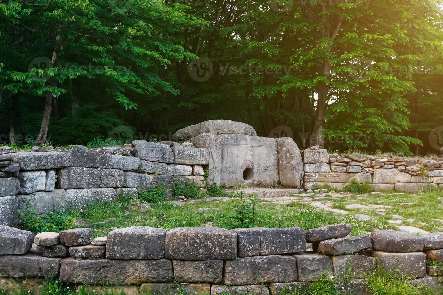 antiguo dolmen de azulejos en el valle del río jean. monumento de arqueología estructura megalítica foto