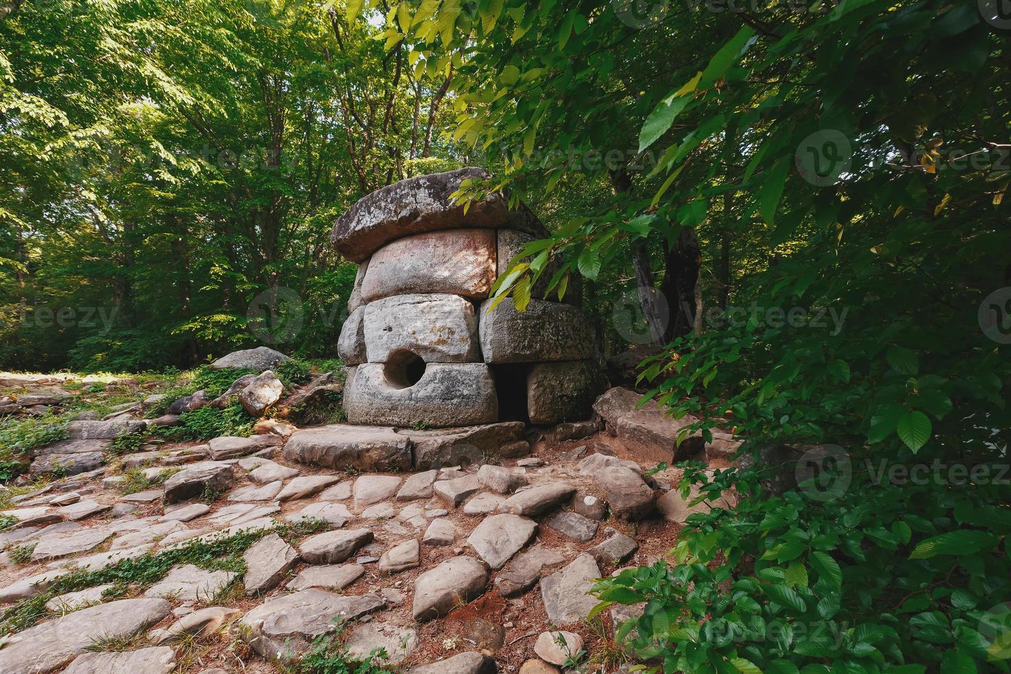 antiguo dolmen compuesto redondo en el valle del río jean, monumento de arqueología estructura megalítica. foto
