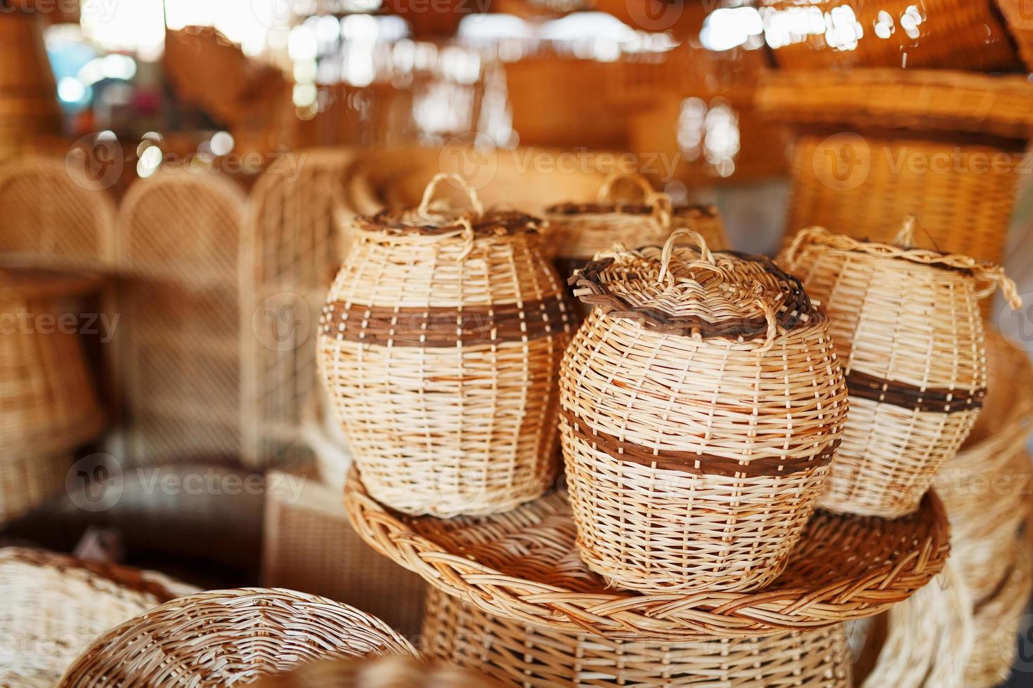 cestas de mimbre hechas a mano, artículos y recuerdos en el mercado de artesanía de la calle foto