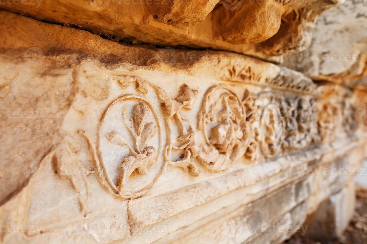 adorno hermoso y elegante, un elemento de los edificios. partes de las ruinas y ruinas de la antigüedad antigua. foto