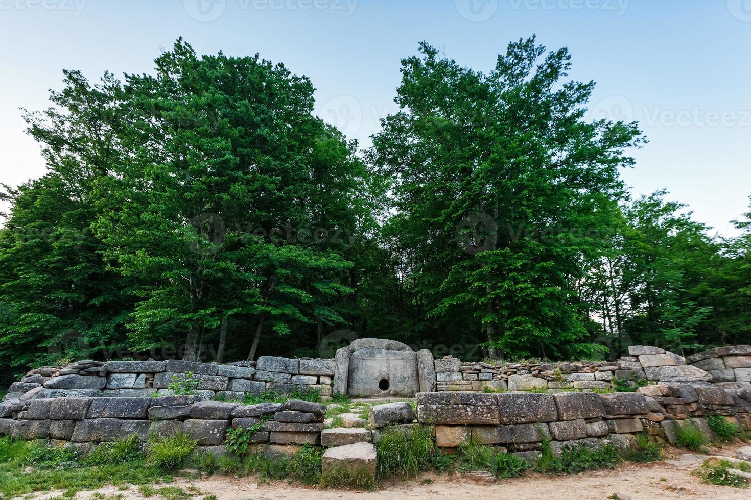 antiguo dolmen de azulejos en el valle del río jean. monumento de arqueología estructura megalítica foto