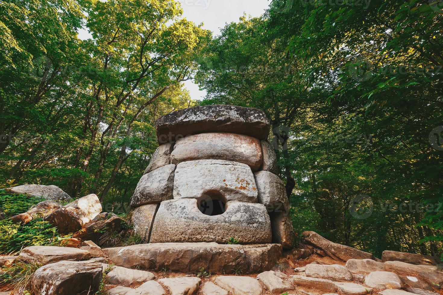 antiguo dolmen compuesto redondo en el valle del río jean, monumento de arqueología estructura megalítica. foto